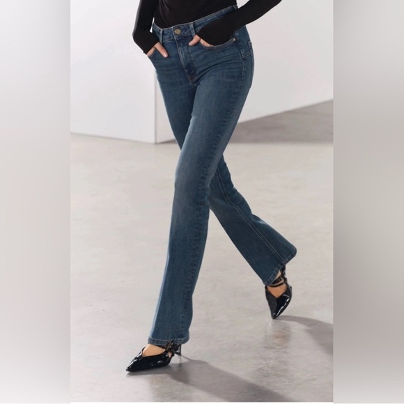 Zara denim Mid Rise flared Jeans 2 Blue Medium Wash Womens NWOT - Picture 2 of 8